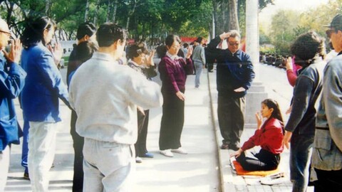 Falun Gong Story Rise of Falun Gong Teaching Falun Gong on the street 1024x576
